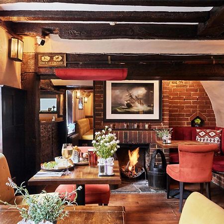 The Talbot Inn Вокінг Екстер'єр фото