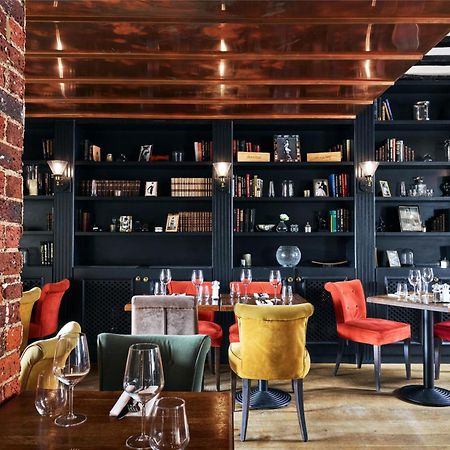 The Talbot Inn Вокінг Екстер'єр фото