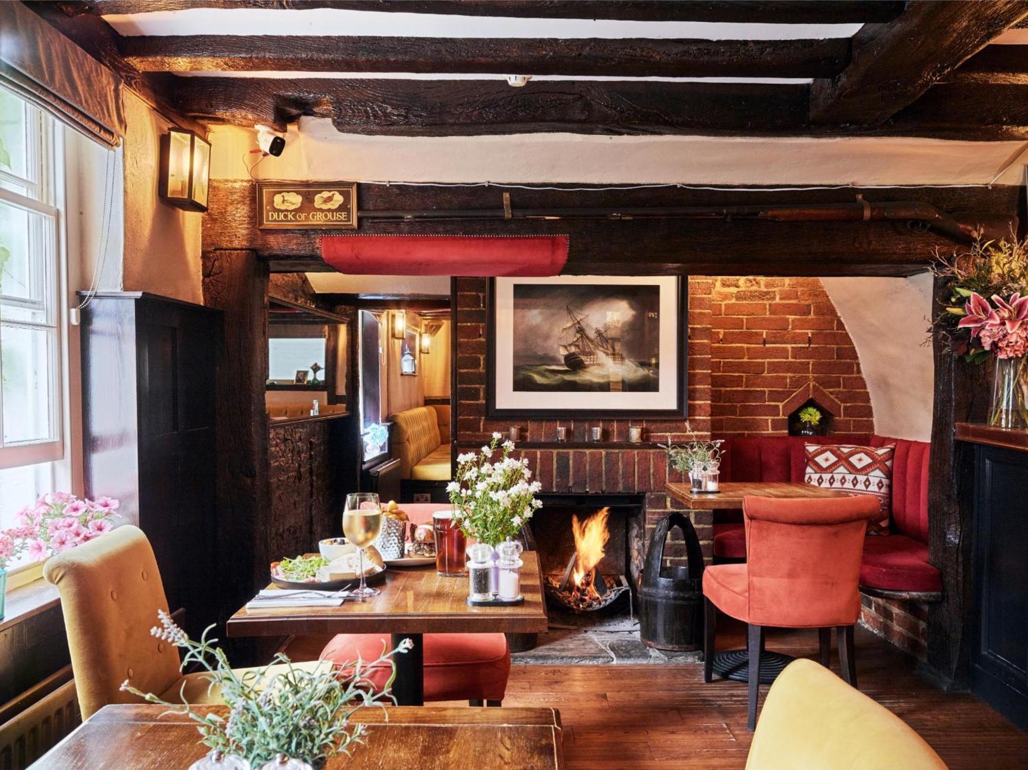 The Talbot Inn Вокінг Екстер'єр фото
