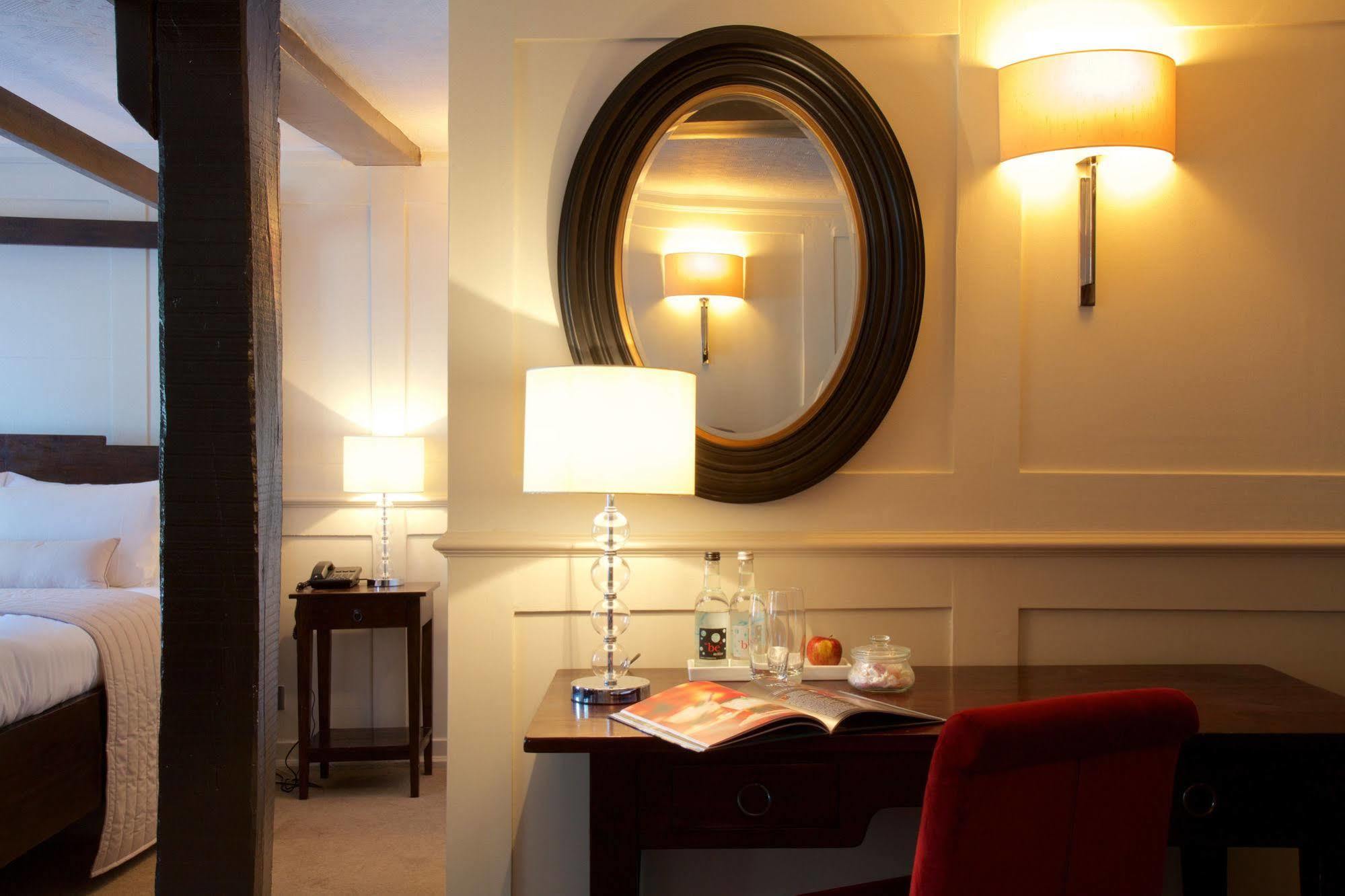 The Talbot Inn Вокінг Екстер'єр фото