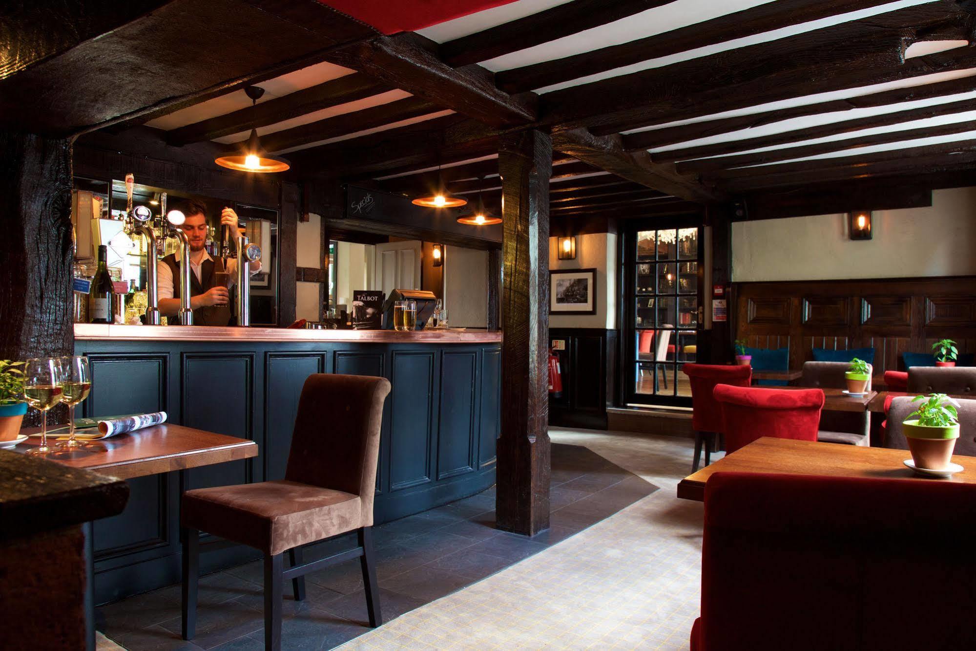 The Talbot Inn Вокінг Екстер'єр фото