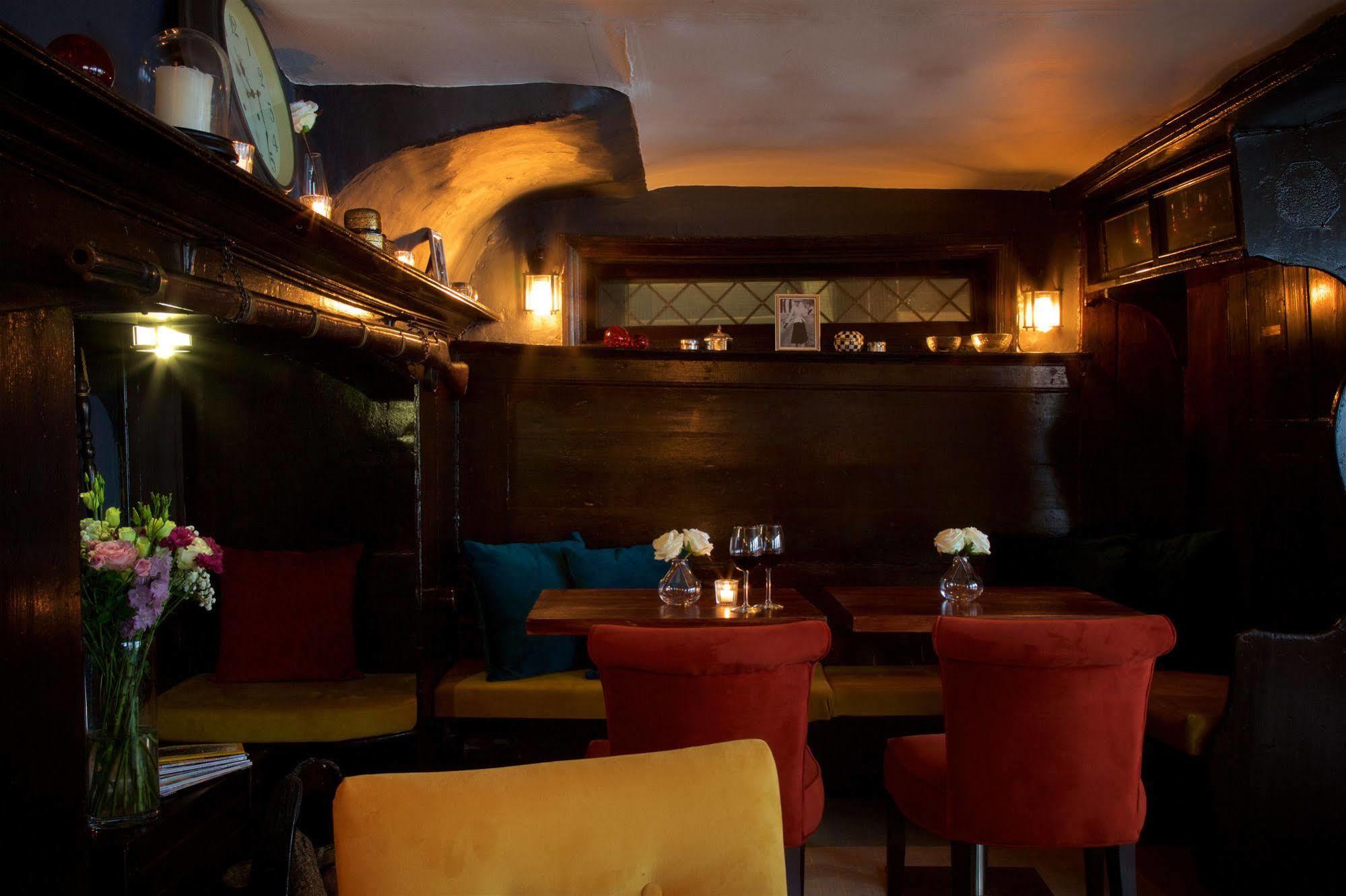 The Talbot Inn Вокінг Екстер'єр фото